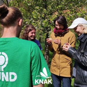 Kursleiter an der BUND-Insektenstation und Teilnehmerinnen