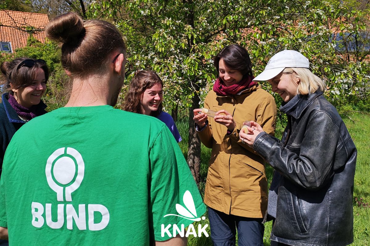 Kursleiter an der BUND-Insektenstation und Teilnehmerinnen